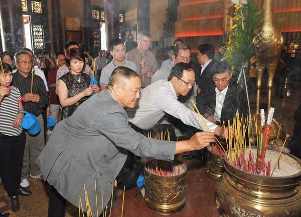 Overseas Vietnamese burn incenses to commemorate martyrs at Ben Duoc temple, HCMC (Photo: SGGP) Overseas Vietnamese burn incenses to commemorate martyrs at Ben Duoc temple, HCMC (Photo: SGGP)